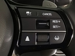 【アダプティブ・クルーズ・コントロール】予め設定した車速内でクルマが自動的に加減速。 前走車との適切な車間距離を維持しながら追従走行し、高速道路でのドライバーの疲労を軽減してくれる嬉しい機能付♪