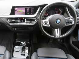 ◆インスツルメントパネルやインテリアトリムなどは、調和しなが洗練された室内を作り上げ、スイッチ類によって、優れた操作性をも実現。ドライバーの視線や動線を考え、人間工学に基づきデザインされています◆