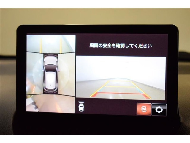 【パノラミックビューモニター＆フロントビュー】見通しの悪い交差点やT字路などで車両の前方と左右方向の状況確認をする為に車両上方と前方カメラからの映像を同時に表示するので周りがハッキリ確認でき安心です