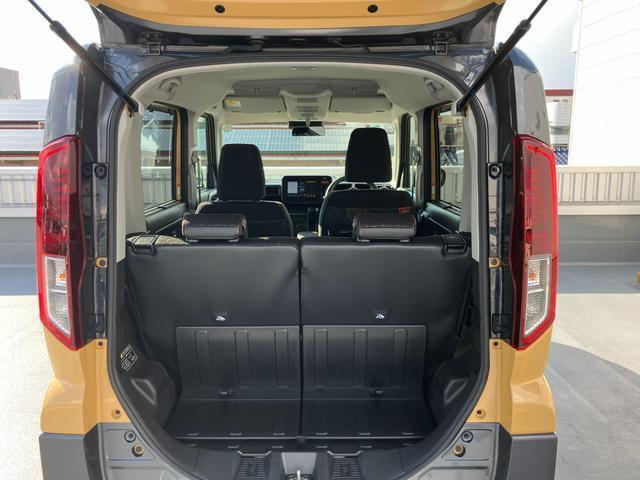 バックドアは上開き跳ね上げ式で、開口も広め！レジャーやショッピングの荷物も積みやすそうですね！