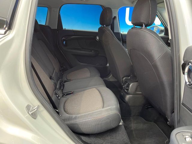 ●後部座席も気になるようなキズ・汚れやへたり等、大きなダメージはなく、良好な状態です。