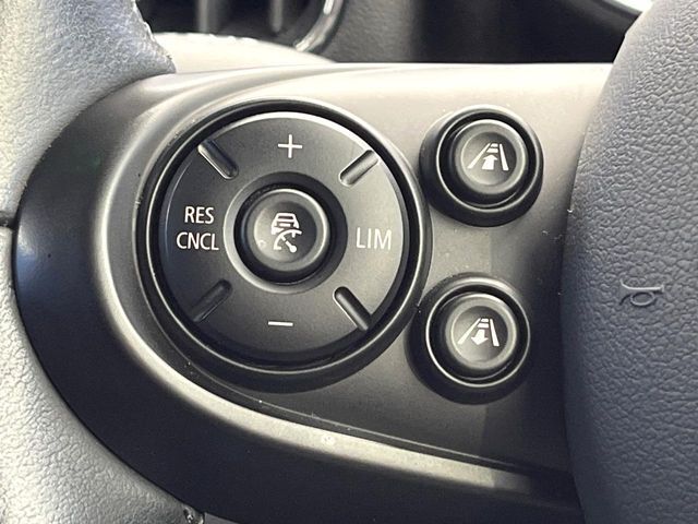 ●レーダークルーズコントロール：前の車との車間距離を一定にとりつつ、一定速度で自動走行してくれる次世代のクルーズコントロール！主に高速道路や自動車専用道路で使用する便利な機能です！