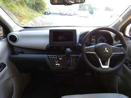 シフトレバーをダッシュパネルセンターに装備。運転席、助手席の足元すっきり！