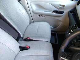 大きなベンチシートで足元もヒロビロ■大型シートで座り心地は快適♪中央にはアームレストが付いてゆったりドライブ♪　シートヒーター（運転席＆助手席）装備(*^-^*)