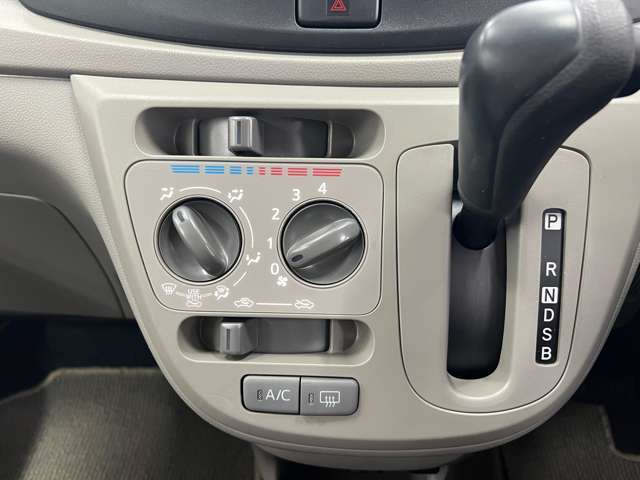雨が降ってもゆったりと車選びができる屋内展示場完備！じっくりご覧になれます☆