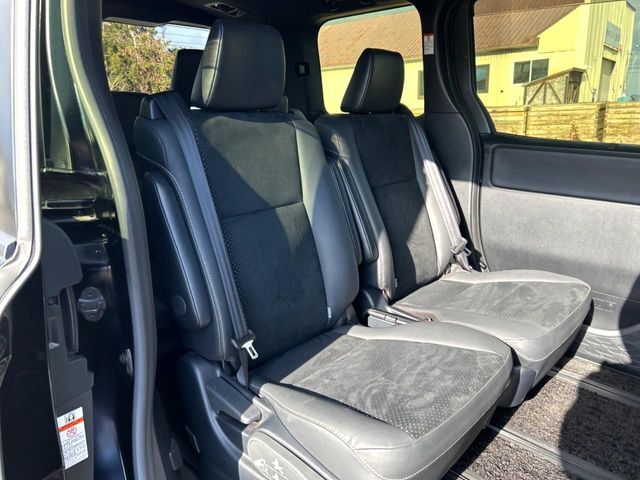 後部座席も気になるようなキズ・汚れやへたり等、大きなダメージはなく、良好な状態です。