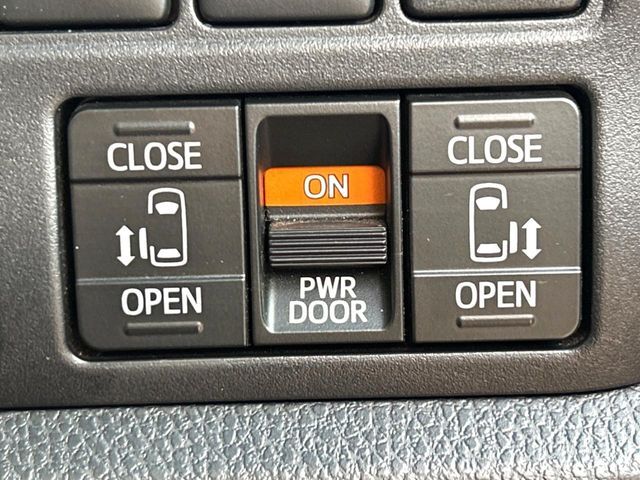 【両側パワースライドドア】スマートキーや運転席のスイッチで後席両側スライドドアの開閉が可能♪電動だから力を入れてドアを開ける必要が無く、小さなお子様でも簡単に開け閉めでき快適です♪