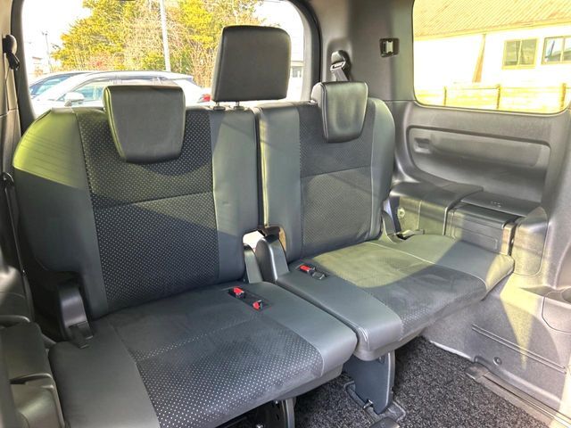 3列目シートはもちろん状態良好☆大人でもゆったりと座って頂けますので、大人数でのお出かけもラクラクです♪ご家族で、気の知れた仲間で、ドライブに行くのが楽しみですね♪