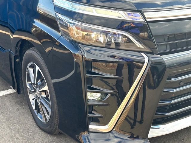 【LEDヘッドライト】悪天候や夜間走行時も良好な視界を確保し安心して運転できる高輝度LEDヘッドライトを装備！点灯速度が早く、消費電力も抑えられています。