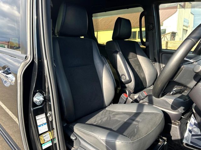 【ハーフレザーシート】高級感と座り心地を両立した人気のシート♪背面・座面のファブリック素材は、通気性の良さや滑りにくさに優れています。気温や服装に左右されず快適にお乗りいただけます。