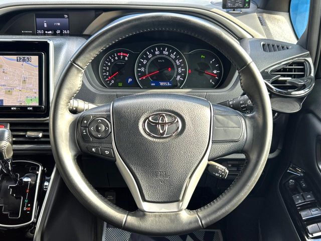 インパネシフトならハンドルからの移動距離が短く操作もスムーズ！また、足元が広くなりすっきりしますので、大柄な方でも快適にお過ごしいただけます。