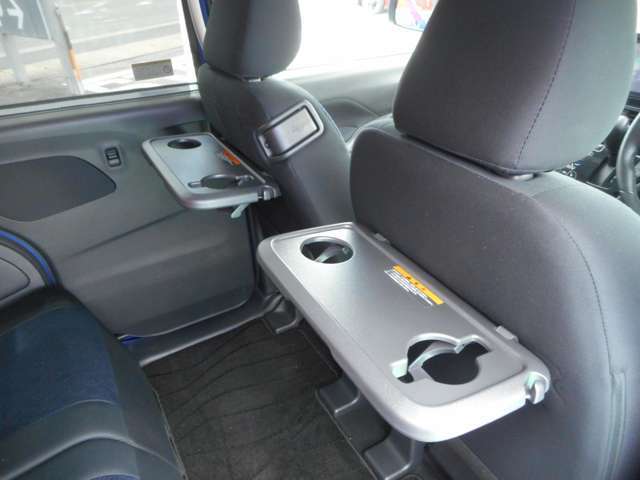 運転席と助手席後ろにシートバックテーブルが付いています。
