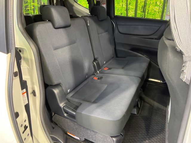 後部座席も気になるようなキズ・汚れやへたり等、大きなダメージはなく、良好な状態です。