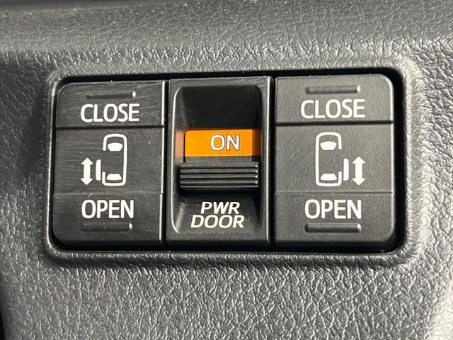【両側パワースライドドア】スマートキーや運転席のスイッチで後席両側スライドドアの開閉が可能♪電動だから力を入れてドアを開ける必要が無く、小さなお子様でも簡単に開け閉めでき快適です♪