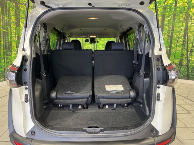 後席を格納すると、これだけの広さが！シーンに合わせたシートアレンジで、大きな荷物も積むことが出来ます♪