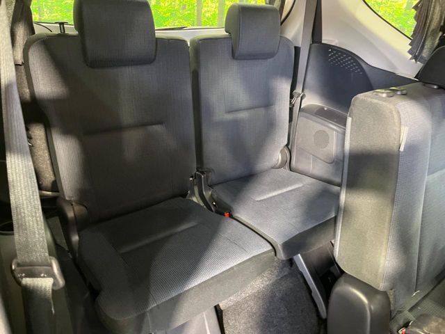 後部座席も気になるようなキズ・汚れやへたり等、大きなダメージはなく、良好な状態です。