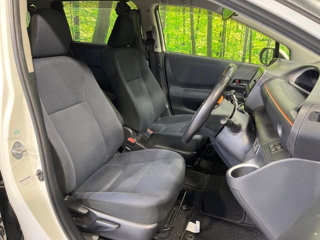 運転席シート廻りは使用感も少なく、良好な状態となっています。丁寧に使われていたことがよくわかりますね。