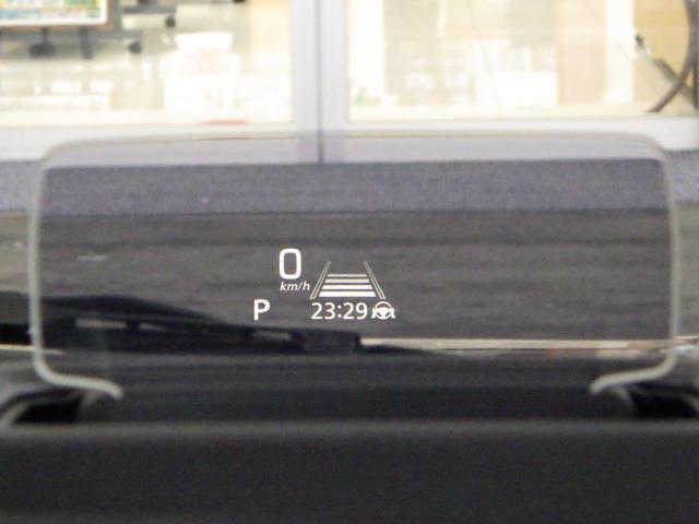 【ヘッドアップディスプレイ】運転前方のダッシュボード上、車速、シフト位置や警告などの情報わカラーで表示。必要な情報を表示できるので、メーターパネルへの視線移動が少なくなります。