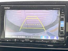 【バックカメラ】駐車時に後方がリアルタイム映像で確認できます。大型商業施設や立体駐車場での駐車時や、夜間のバック時に大活躍！運転スキルに関わらず、今や必須となった装備のひとつです！