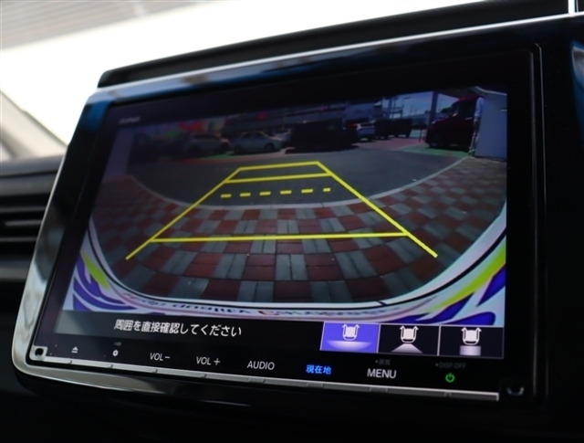 お車選びをお楽しみ頂けるよう、在庫車の展示スペースを十分に確保しております。
