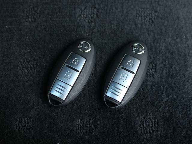 スマートキーも装備されていてお車の高額装備のひとつです！！カバンの中から鍵を探す手間もなくすぐに開閉できます！両手が荷物で塞がっている時や雨のときなど便利ですね！