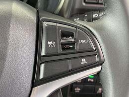 【アダプティブクルーズコントロール】高速道路での長距離走行が楽に！！自動で速度を保つクルーズコントロールが、衝突軽減システムと連携し、前方の車両を感知して車間を保つように速度調節してくれます！！