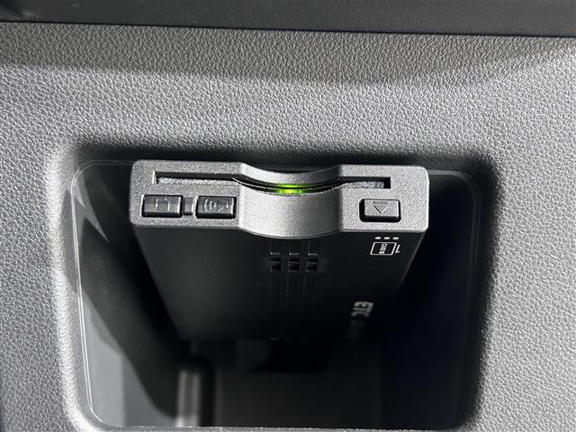 【ETC】有料道路を利用する際に料金所で停止することなく通過できる、ETC車載器（ノンストップ自動料金収受システム機器）が装備されています。セットアップを行うことで利用可能になります。