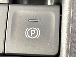 【電動パーキングブレーキ】パーキングブレーキは便利な電動式！ボタン一つで操作でき、アクセルを踏めば自動で解除されます♪レバーやペダルが無いので運転席廻りもすっきりしますね♪