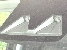 【衝突軽減装置】走行中に前方の車両等を認識し、衝突しそうな時は警報とブレーキで衝突回避と被害軽減をアシスト。より安全にドライブをお楽しみいただけます。