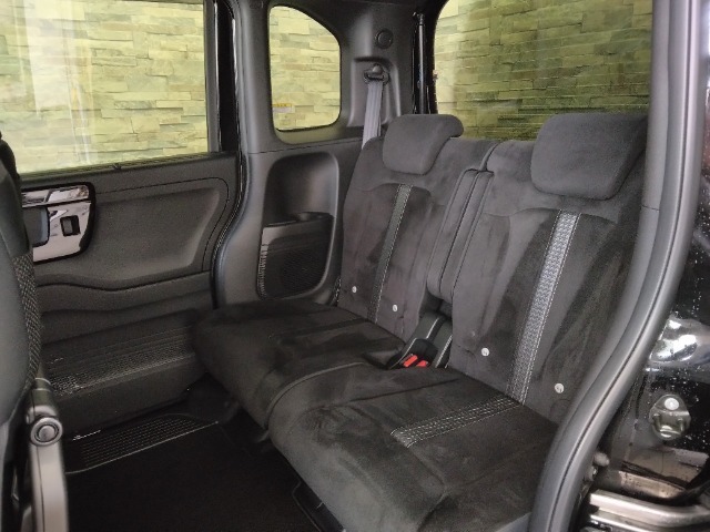 後席も広々！前席との距離や荷室の奥行きを、左右席で別々に調節できるスライドリアシートです。