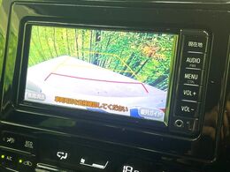 【バックカメラ】駐車時に後方がリアルタイム映像で確認できます。大型商業施設や立体駐車場での駐車時や、夜間のバック時に大活躍！運転スキルに関わらず、今や必須となった装備のひとつです！