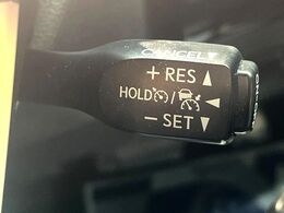 【レーダークルーズコントロール】高速道路での長距離走行が楽に！！自動で速度を保つクルーズコントロールが、衝突軽減システムと連携し、前方の車両を感知して車間を保つように速度調節してくれます！！