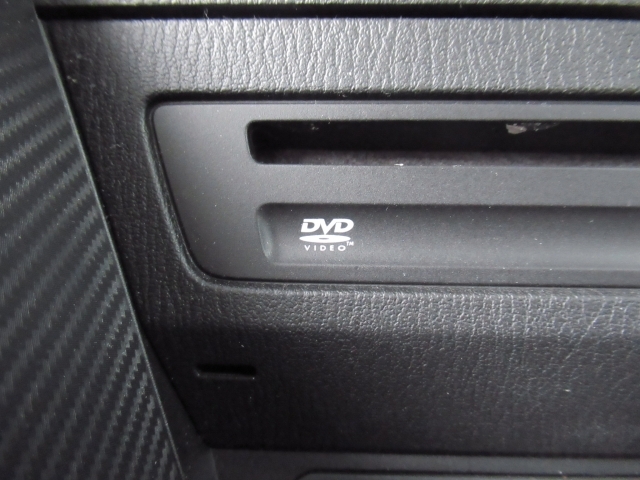 CD/DVDのほか、USB接続ポートにAUX端子を装備しています。スマートフォンやミュージックプレーヤーなどの接続も可能です。。もちろんBluetooth接続にも対応しています！