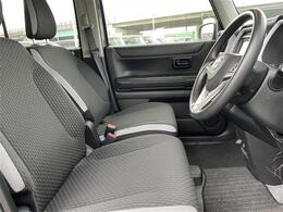 【運転席】座り心地が良いシートなので長時間の運転でも快適にお過ごしいただけます。新品のフロアマットのご注文も可能です。掲載箇所以外にご希望の写真がございましたらお気軽にお問い合わせ下さい。