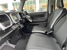 【助手席】きれいな助手席なので家族や友だちに乗ってもらっても安心です！新品のフロアマットのご注文も可能です。掲載箇所以外にご希望の写真がございましたらお気軽にお問い合わせ下さい。