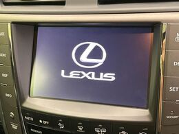 【メーカー純正ナビ】インテリアに溶け込むスタイリッシュな「専用設計」メーカーナビを装備♪視認性や操作性など基本性能にも優れ、より上質なカーライフをお楽しみいただけます。