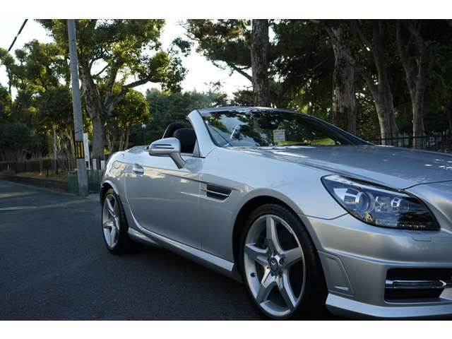 希少なSLK200のMT車が入荷しました！内外装とても綺麗な一台です！ヘッドライトの綺麗さは必見です！