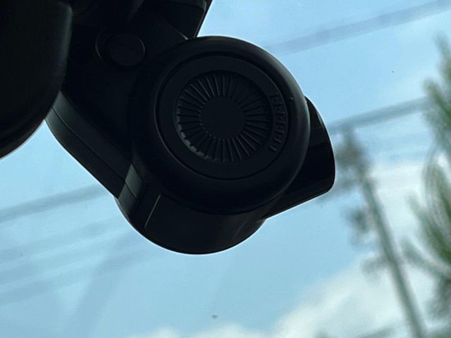 【ドライブレコーダー】安心・安全なカーライフに必須のドライブレコーダーを装備！走行中はもちろん、あおり運転や事故に遭遇した際の状況も映像で記録し、万一のリスクに備えます。