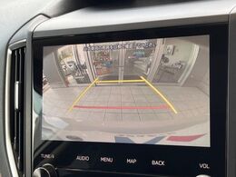 【バックカメラ】駐車時に後方がリアルタイム映像で確認できます。大型商業施設や立体駐車場での駐車時や、夜間のバック時に大活躍！運転スキルに関わらず、今や必須となった装備のひとつです！
