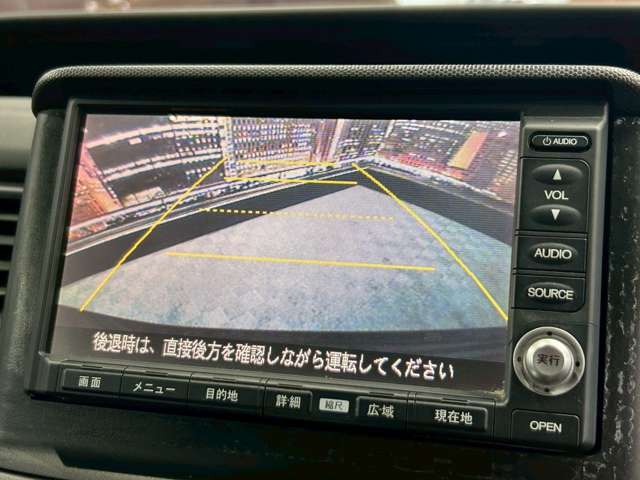 【バックカメラ】運転席から画面上で安全確認ができます。駐車が苦手な方にもオススメな便利機能です。