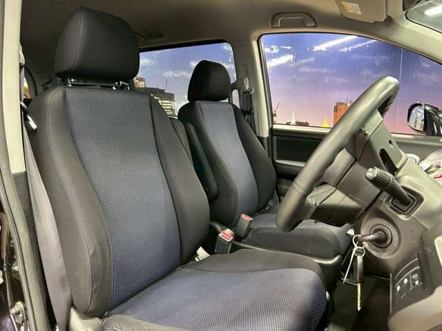 運転席も広々としており運転しやすい環境を実現しています☆