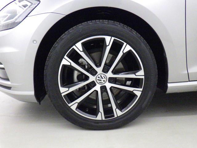 純正17インチアルミホイール：輸入車ならではの卓越した走りを支えるホイールと足回りです！日本車の走りに慣れている方にもぜひ体感して頂きたい程高いレベルでまとまっています。