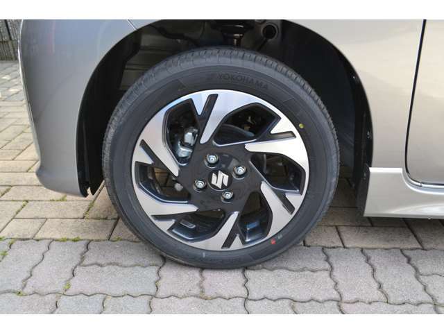 キズの詳細やお車の装備などお車の状態で気になることがございましたらお気軽にお問合せ下さい！出来る限りわかりやすく説明致しますので是非宜しくお願い致します！