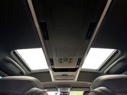 【左右独立ムーンルーフ】2列目左右席にそれぞれ配置されたガラスルーフ！日差しに合わせて片側だけシェードを閉めることも可能です！