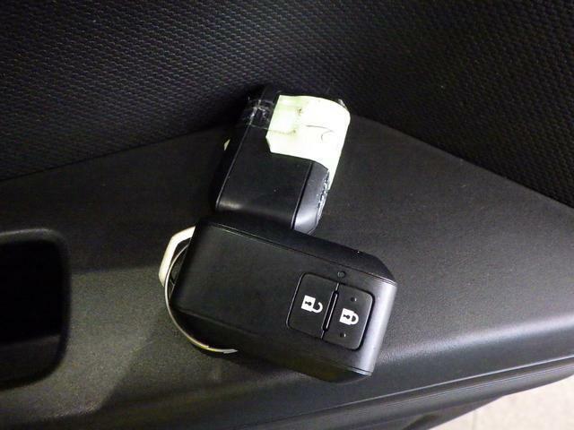 スマートキーですので、バッグやポケットに入れたまま、ボタン一つでエンジン始動やドアの開閉が可能です。