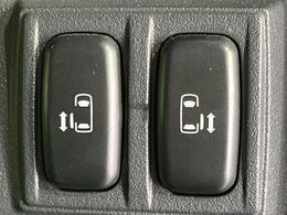 【両側パワースライドドア】スマートキーや運転席のスイッチで後席両側スライドドアの開閉が可能♪電動だから力を入れてドアを開ける必要が無く、小さなお子様でも簡単に開け閉めでき快適です♪