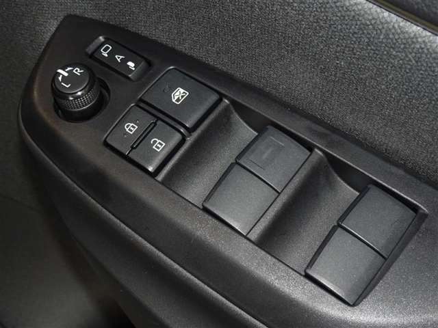 電動格納式ドアミラー・パワーウインドウを装備してます。