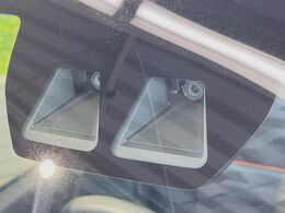 【スマートアシスト】走行中に前方の車両等を認識し、衝突しそうな時は警報とブレーキで衝突回避と被害軽減をアシスト。より安全にドライブをお楽しみいただけます。