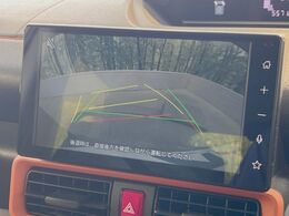【バックカメラ】駐車時に後方がリアルタイム映像で確認できます。大型商業施設や立体駐車場での駐車時や、夜間のバック時に大活躍！運転スキルに関わらず、今や必須となった装備のひとつです！