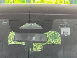 【ホンダセンシング】走行中に前方の車両等を認識し、衝突しそうな時は警報とブレーキで衝突回避と被害軽減をアシスト。より安全にドライブをお楽しみいただけます。